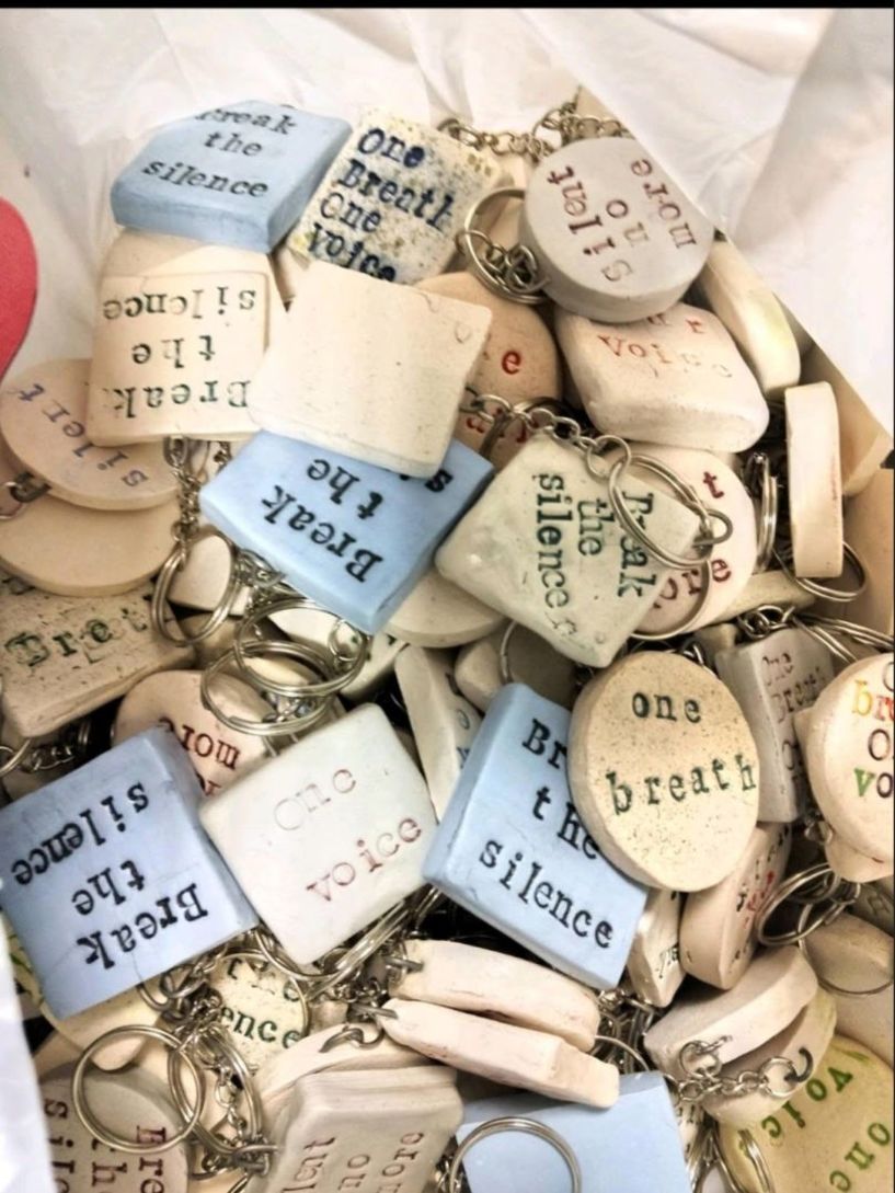 100 χειροποίητα κεραμικά μπρελόκ με μηνύματα ευαισθητοποίησης  και ενδυνάμωσης 