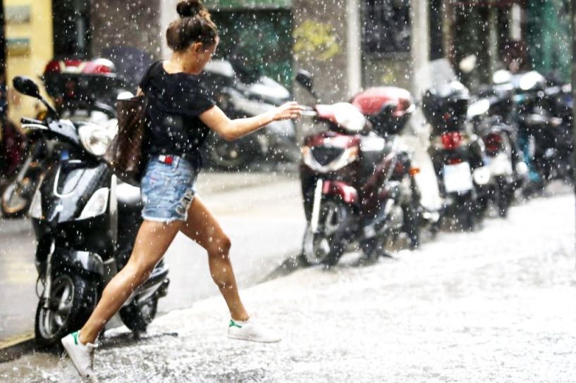 Διήμερη ανάσα «δροσιάς», σήμερα και αύριο, με καταιγίδες και πτώση της θερμοκρασίας