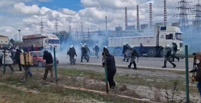 Επεισόδια μεταξύ διαδηλωτών και ΜΑΤ κατά την επίσκεψη Μητσοτάκη στο εργοστάσιο της ΔΕΗ στην Πτολεμαΐδα