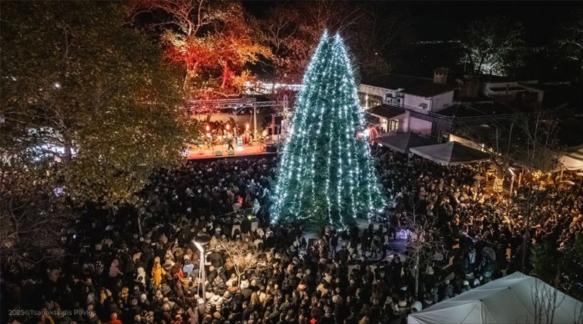 Άναψε στην πλατεία Εληάς το Χριστουγεννιάτικο Δέντρο της Βέροιας, με Φιλαρμονική και Χάρη Βαρθακούρη