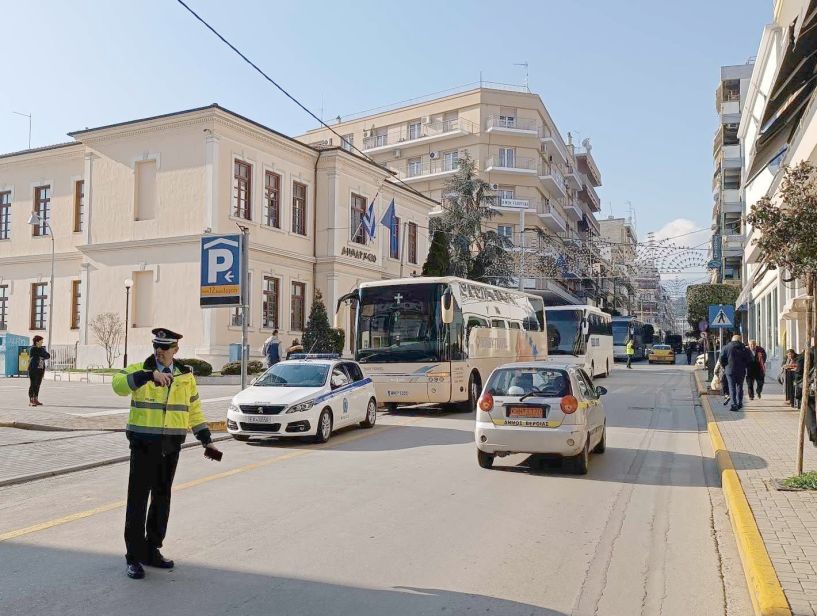 Μηχανοκίνητη διαμαρτυρία στο κέντρο της Βέροιας από Ιδιοκτήτες Τουριστικών Λεωφορείων με αίτημα τη μόνιμη μείωση των τελών κυκλοφορίας