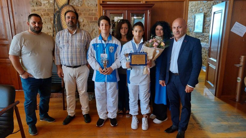 Η «Xρυσή» Ελένη Ταξίδου και ο διακριθείς αθλητής του Judo Δημήτρης Γιαννακός στο Δήμαρχο Βέροιας