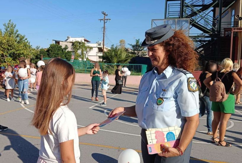 Ενημερωτικό υλικό για την οδική ασφάλεια μοίρασαν αστυνομικοί στους μαθητές της Κεντρικής Μακεδονίας