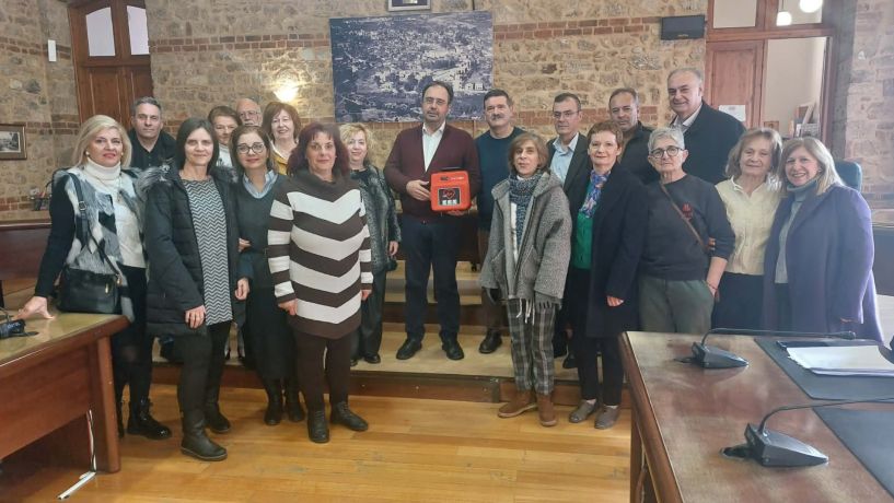 Δωρεά απινιδωτή στον Δήμο Βέροιας για το ΚΑΠΗ στο Βήμα Απ. Παύλου, από τον Όμιλο «Χοροθεραπεία»