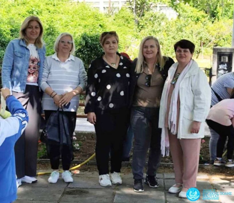 Μαθητές του 8ου Δημοτικού Νάουσας φύτεψαν λουλούδια στο πλαίσιο της 16ης Ανθοκομικής Έκθεσης