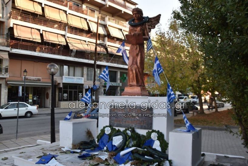 Εικόνες ντροπής: Ασέβεια προς το Ηρώο στην Αλεξάνδρεια, ποδοπάτησαν τα στεφάνια