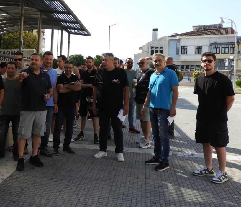 Βέροια: Έκλεισαν τα συνεργεία και πήγαν Πλατεία οι μηχανικοί αυτοκινήτων, ηλεκτρολόγοι και φανοποιοί  διαμαρτυρόμενοι για το ψηφιακό πελατολόγιο