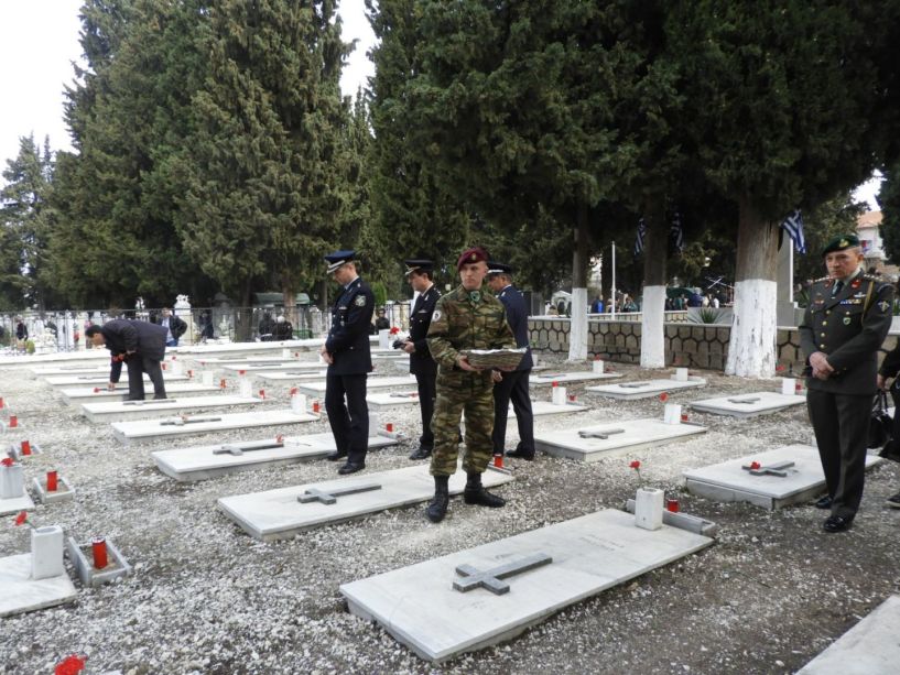 Τιμή στη μνήμη των πεσόντων στρατιωτών και αξιωματικών, το πρωί στα νεκροταφεία Βέροιας
