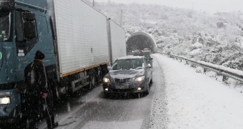 Κλειστό το ένα ρεύμα της Εγνατίας, στον Πολύμυλο, λόγω νταλίκας που «δίπλωσε» στο δρόμο