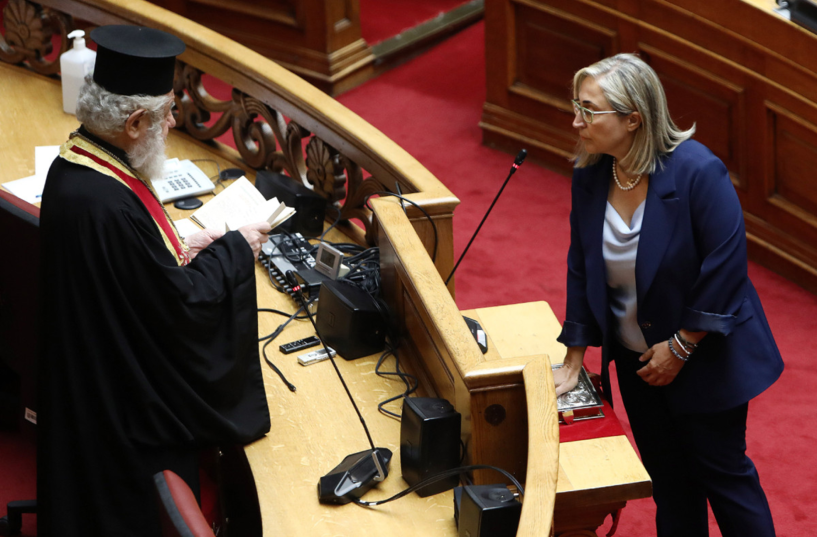 Ορκίστηκε βουλευτής η Στέλλα Αραμπατζή, στη θέση του Απ. Βεσυρόπουλου