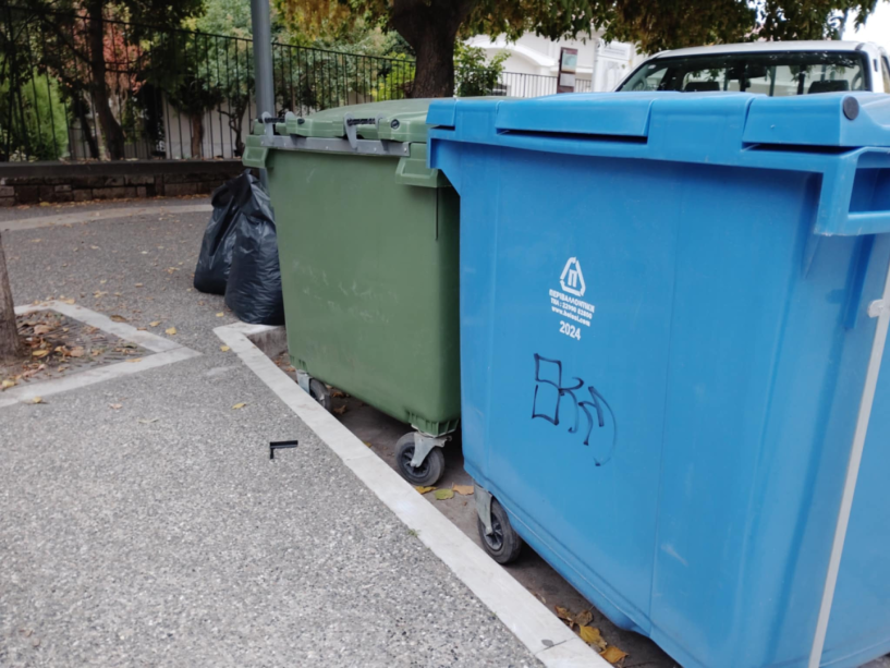 Δύσκολη η πρόσβαση, όταν οι κάδοι ανοίγουν από την πλευρά των θέσεων στάθμευσης