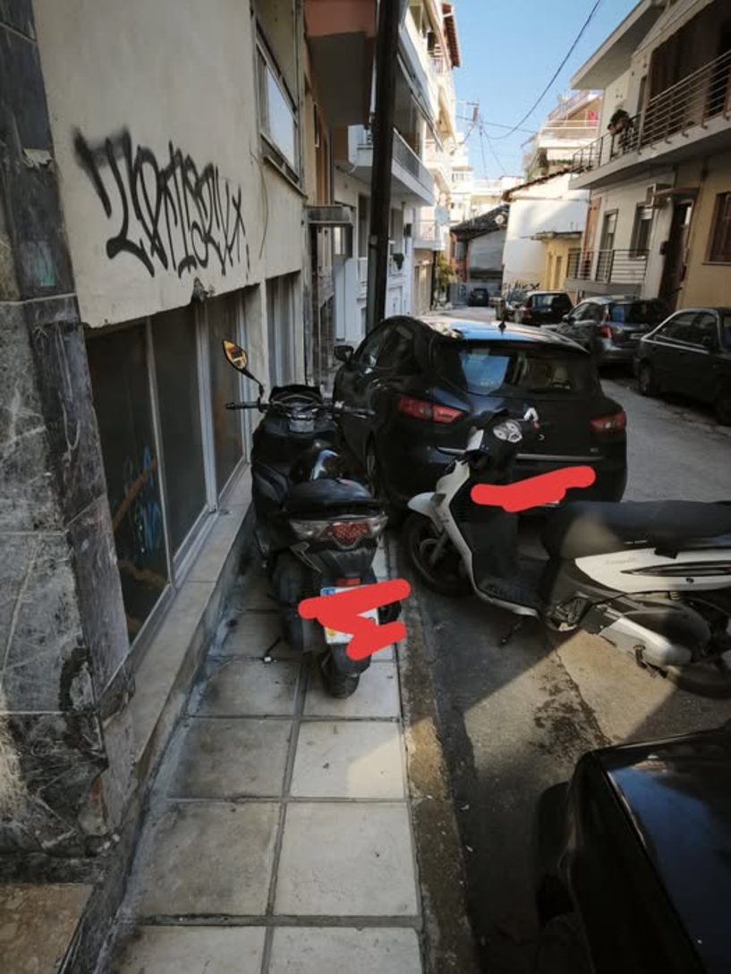 Και στη Βέροια το πρόβλημα με το πάρκινγκ και τα πεζοδρόμια...