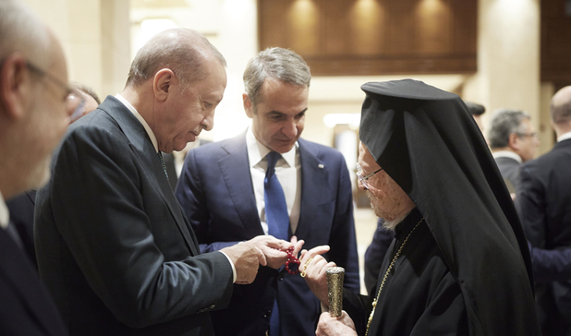 «Να μετράει τους καημούς και τους αναστεναγμούς;…» με το κομπολόι του Ερντογάν