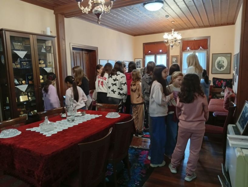 Επίσκεψη του Τμήματος Υφαντικής του 12ου Δημοτικού Σχολείου Βέροιας στον Σύλλογο Βλάχων Βέροιας