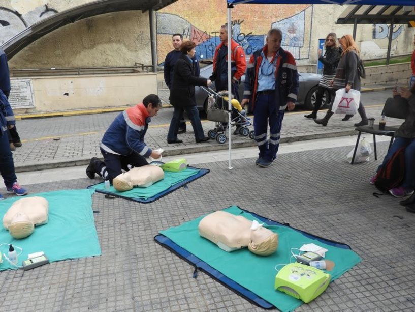 Στην πλατεία Δημαρχείου το ΕΚΑΒ ενημερώνει τους πολίτες για την πνευμονική αναζωογόνηση