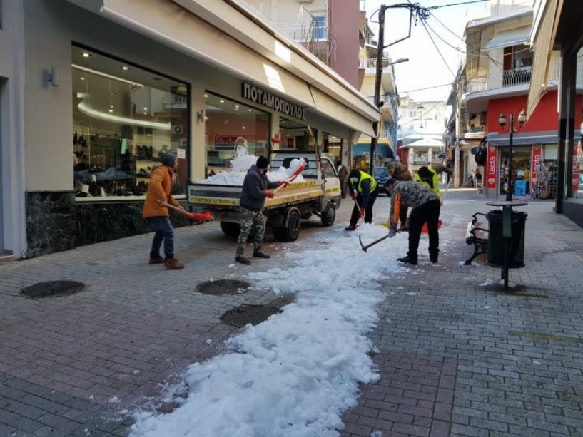 Εργασίες καθαρισμού από χιόνι σε δρόμους και πεζοδρόμια του Δήμου Βέροιας - Το τηλέφωνο έκτακτης ανάγκης