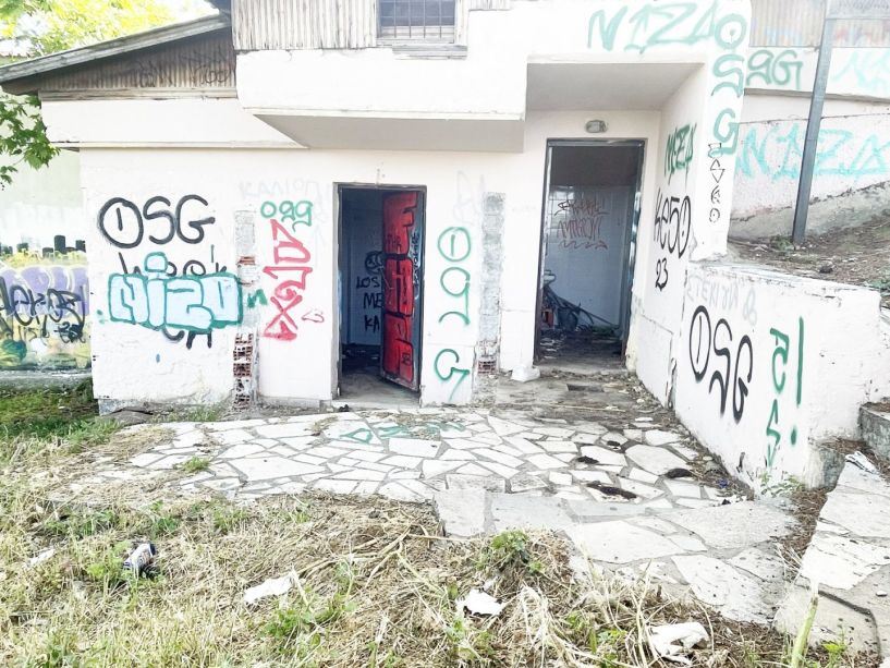 Ποια εντύπωση σχηματίζει ο επισκέπτης της Βέροιας μόλις κατέβει από το λεωφορείο στο πάρκινγκ της Ελιάς;