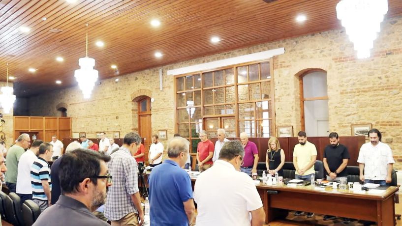 Με σιγή ενός λεπτού ξεκίνησε η συνεδρίαση της Δευτέρας