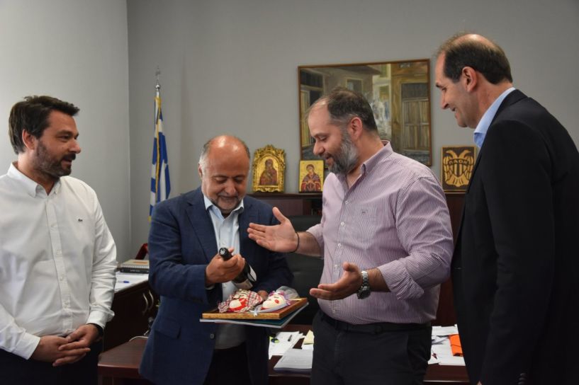 Τη σπουδαιότητα σύνδεσης  της Νάουσας με την Εγνατία Οδό μέσω του άξονα Έδεσσα -  Νάουσα – Εγνατία, έθεσε στον Δημήτρη  Τσιόδρα ο Δήμαρχος Νάουσας