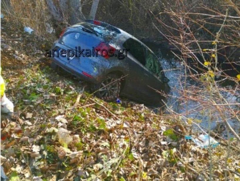 Καμποχώρι - Αυτοκίνητο έπεσε σε κανάλι με νερό