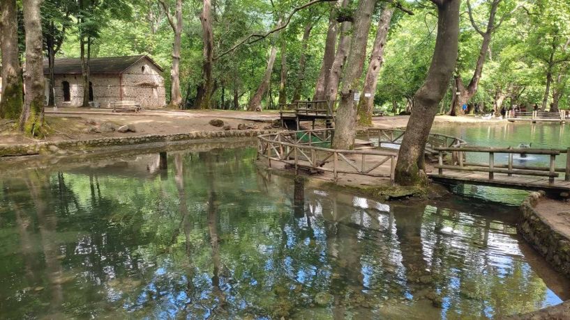 Με εντατικούς ρυθμούς συνεχίζονται οι εργασίες συντήρησης, καθαριότητας και καλλωπισμού στο άλσος Αγίου Νικολάου