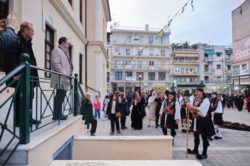 Γιορτή Αποκριάς: Ξεσήκωσαν τη Βέροια, οι Καπεταναίοι του Συλλόγου Βλάχων