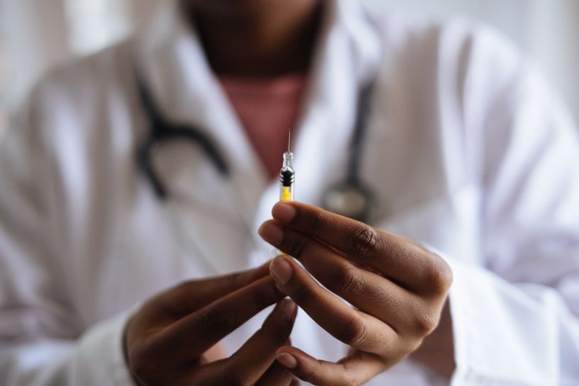 Κορονοϊός: Θετικά τα πρώτα αποτελέσματα από το εμβόλιο της Οξφόρδης - Ήδη παραγγέλθηκαν 100 εκατ. δόσεις