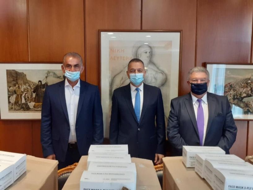Ο Γιώτης Τσαλουχίδης παρέδωσε 10.000 μάσκες στο Υπουργείο Εθνικής Άμυνας εκ μέρους Ελληνοαμερικων επιχειρηματιών 