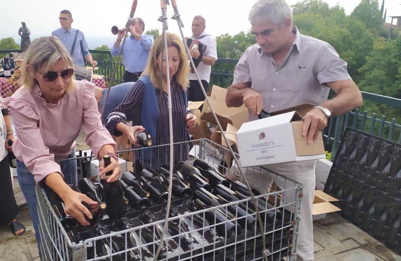 Βύθιση 500 φιαλών κρασιού παραγωγής Νάουσας στον ποταμό Αράπιτσα (Εικόνες)