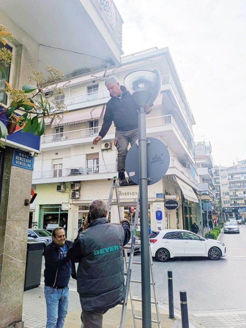 Άλλαξαν και καθάρισαν τα φώτα της οδού Βενιζέλου!