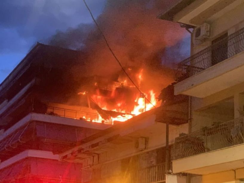 Υπό έλεγχο η φωτιά που ξέσπασε σε πολυκατοικία στην Αλεξάνδρεια Ημαθίας - Ζημιές σε τέσσερα διαμερίσματα