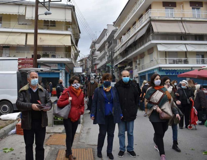 Στη λαϊκή αγορά και στα εμπορικά καταστήματα της Βέροιας, η Φρόσω Καρασαρλίδου με κλιμάκιο του ΣΥΡΙΖΑ Ημαθίας 