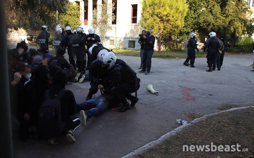 Έφοδος των ΜΑΤ μέσα στο Πολυτεχνείο - 68 προσαγωγές (Εικόνες)