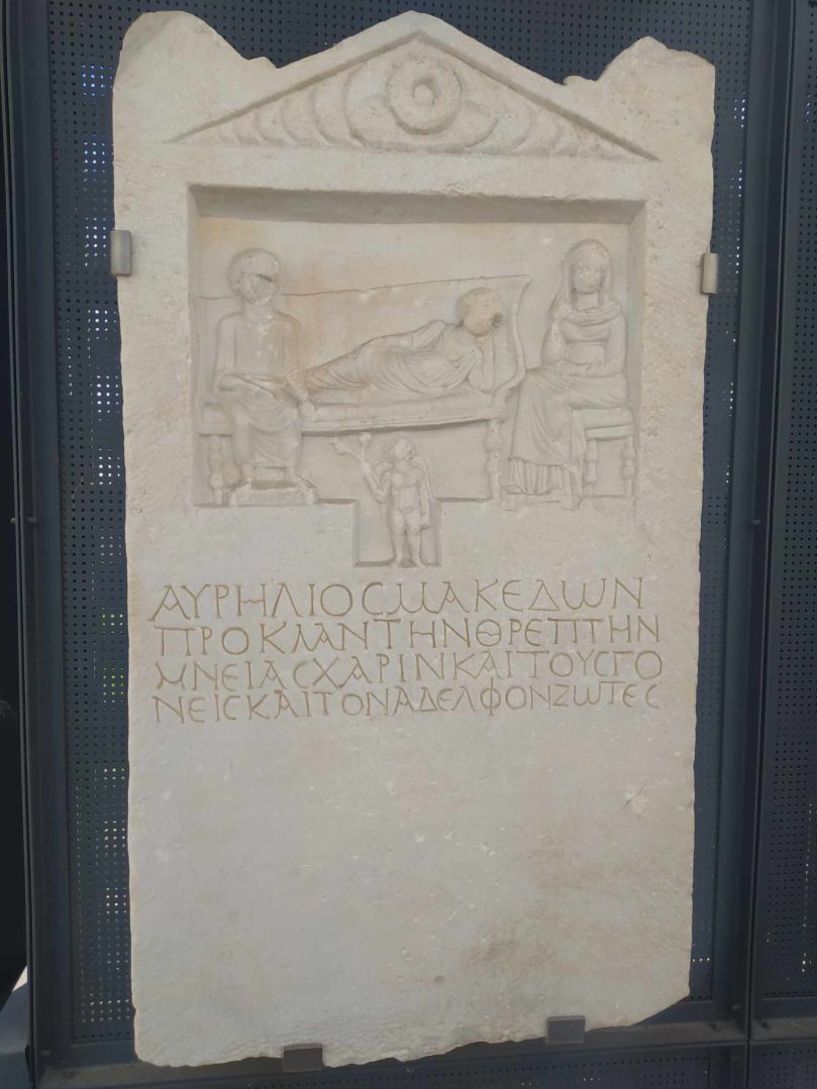Η ΜΟΡΦΗ ΤΟΥ ΘΕΟΥ ΥΠΝΟΥ ΣΕ ΕΠΙΤΥΜΒΙΕΣ  ΣΤΗΛΕΣ ΤΟΥ ΑΡΧΑΙΟΛΟΓΙΚΟΥ ΜΟΥΣΕΙΟΥ ΒΕΡΟΙΑΣ