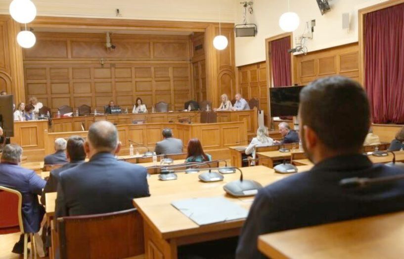 Κατά πλειοψηφία, μόνο από τη ΝΔ, εγκρίθηκε  το πόρισμα για την τραγωδία των Τεμπών  – Την Τρίτη στην Ολομέλεια η συζήτηση και λήψη απόφασης