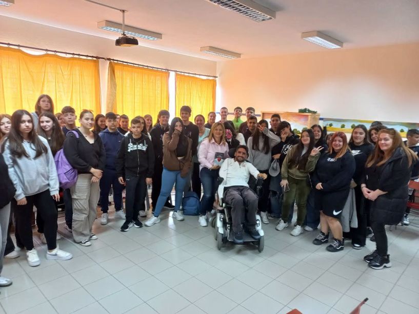 ΠΑΓΚΟΣΜΙΑ ΗΜΕΡΑ ΒΙΒΛΙΟΥ: ΓΥΜΝΑΣΙΟ ΤΡΙΚΑΛΩΝ ΚΑΙ 8ο ΓΥΜΝΑΣΙΟ ΠΕΙΡΑΙΑ ΣΥΝΑΝΤΟΥΝ ΤΟΝ ΣΥΓΓΡΑΦΕΑ, ΔΗΜΗΤΡΗ ΑΝΤΩΝΙΟΥ