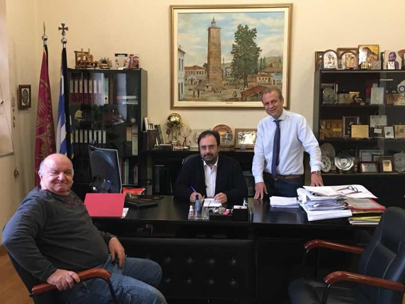 Ξεκινάει η ανάπλαση του πεζόδρομου στη Βεργίνα - Υπογράφτηκε η σχετική σύμβαση από το Δήμαρχο Βέροιας
