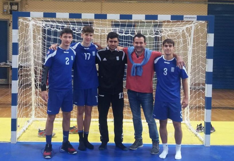 Οι διεθνείς παίδες του Φιλίππου με τον προπονητή τους  Κύρο Σαράφη στην Κοζάνη 