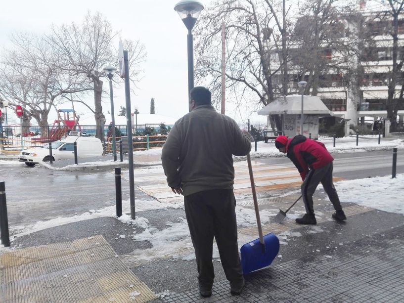 Αλάτι και φτυάρια στους δρόμους προς τα σχολεία