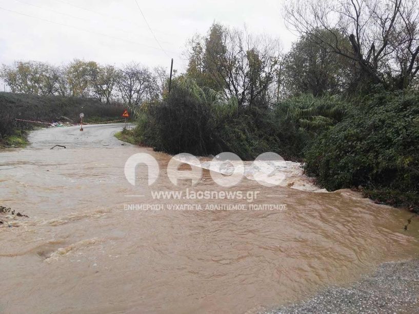 Αυτοκίνητο παρασύρθηκε από χείμαρρο λίγο πριν το Μακροχώρι - Την τελευταία στιγμή σώθηκε ο οδηγός! - (Βίντεο + Φωτό)