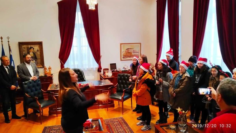 Τα παιδιά του Ειδικού Σχολείου έψαλλαν τα κάλαντα στο Δήμαρχο Βέροιας 