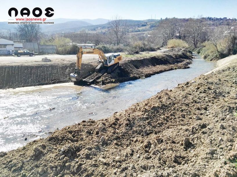 Καθαρίζεται ο Τριπόταμος από μπάζα και άλλα υλικά