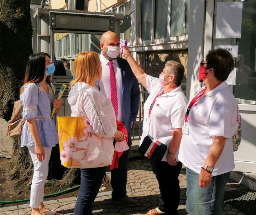Εθελοντές του Ερυθρού Σταυρού ενημέρωναν για το υγειονομικό πρωτόκολλο, στο Ειρηνοδικείο Νάουσας (Βίντεο)
