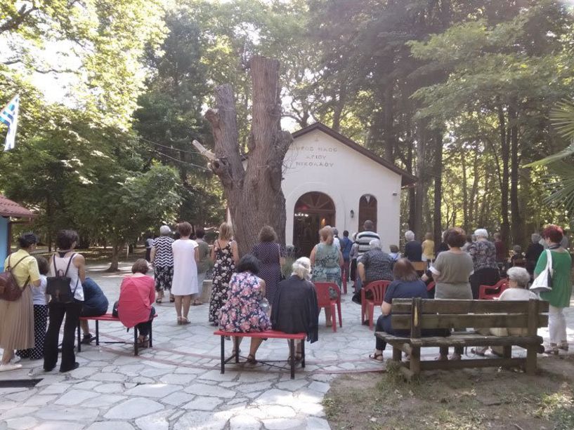 Πρόσκληση στη Θεία Λειτουργία από την Αγαθοεργός Αδελφότητα Κυριών στο εξωκλήσι του Αγίου Νικολάου Νάουσας