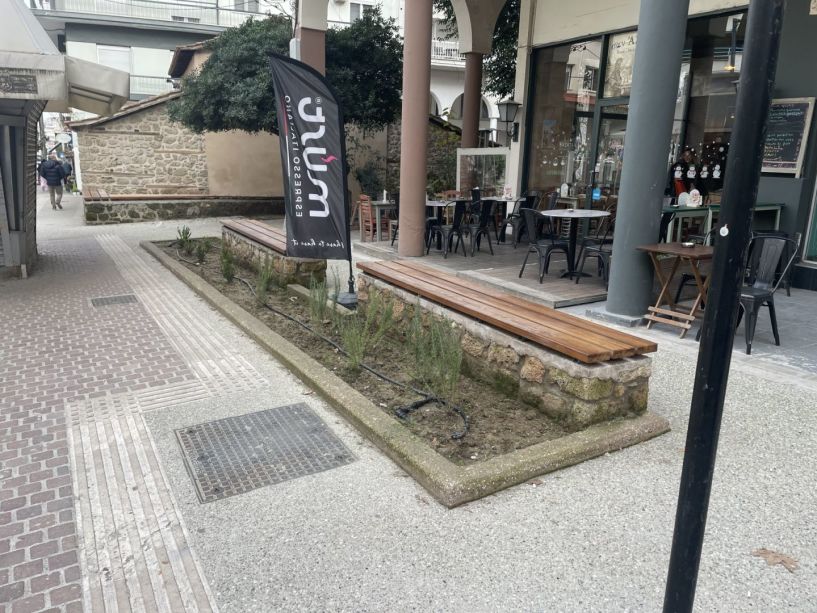 Εύλογη επισήμανση συμπολίτη μας, για τα παγκάκια και τη σωστή τους θέση