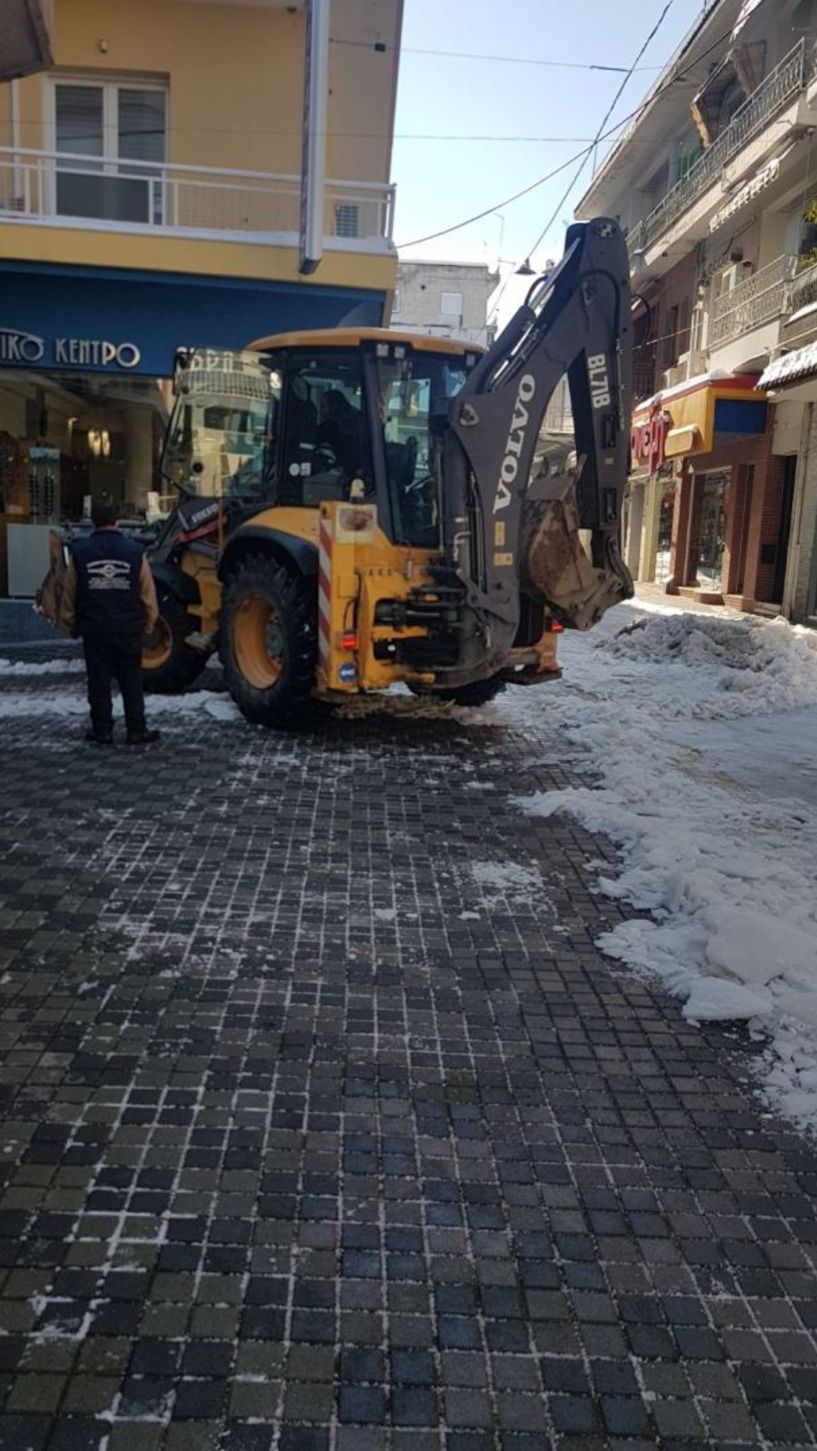 Γκρέιντερ καθαρίζει τώρα τους εμπορικούς πεζόδρομους στη Βέροια