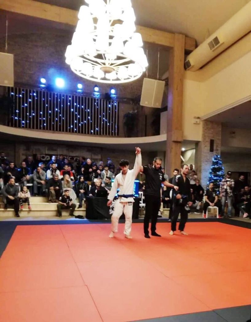 Φοβερή εμφάνιση του αθλητή Φώτη Πελέκη, του συλλόγου ΑΣ Ρωμιός, στο Submissionism 4