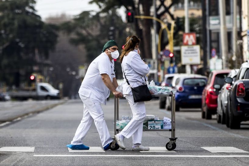 Εφιάλτης δίχως τέλος στην Ιταλία: 743 νεκροί σε 24 ώρες, συνολικά 6.820 θύματα!