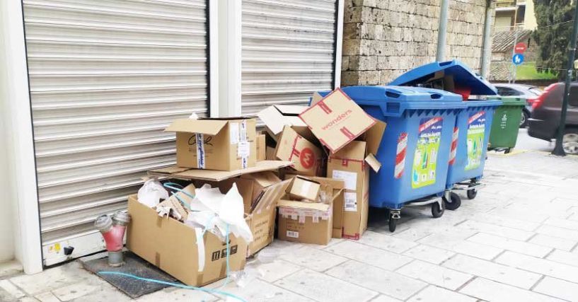 «Βουνό» τα χαρτοκούτια δίπλα στους κάδους στο κέντρο της Βέροιας