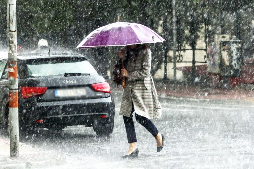 Με μπουφάν και ομπρέλες το Παρασκευοσαββατοκύριακο